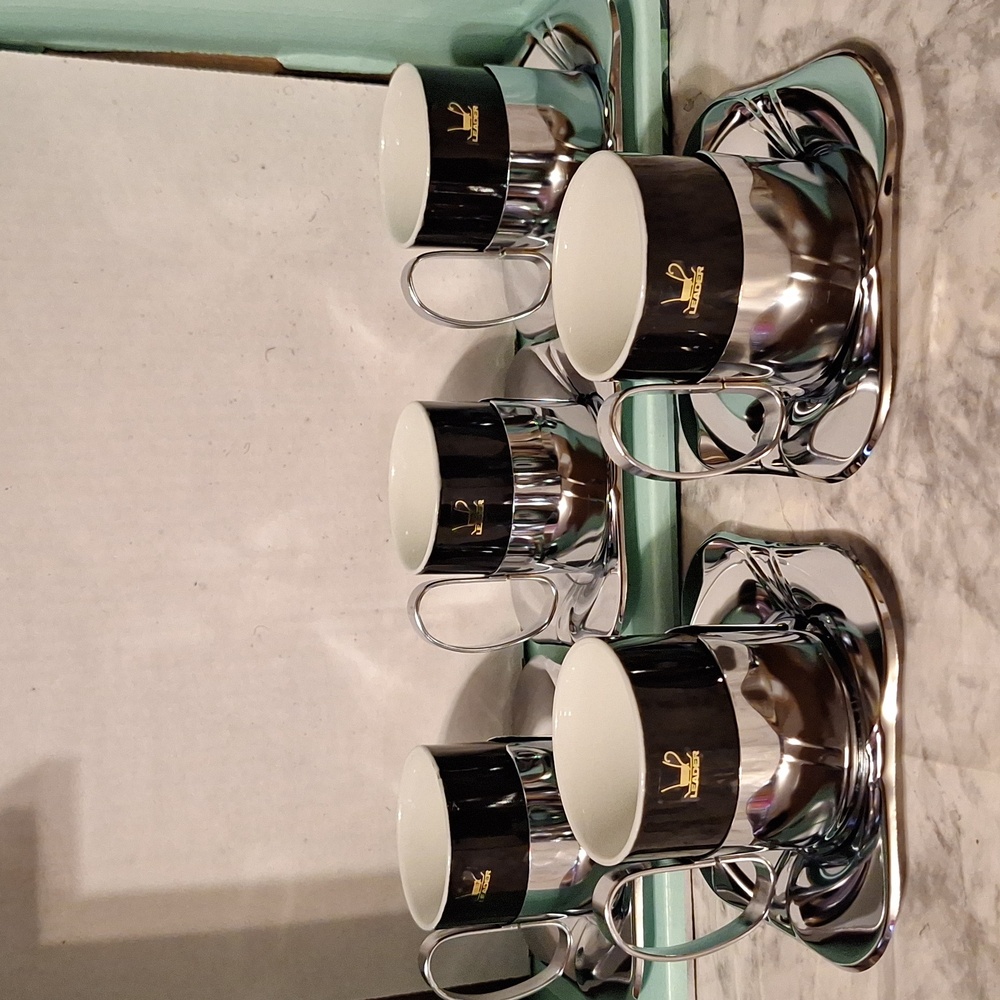 5 Leader saucers with cups